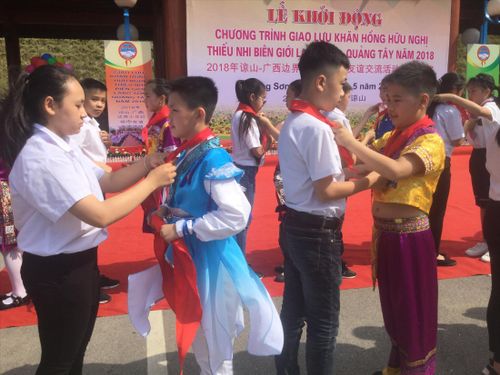Sôi nổi chương trình “Khăn hồng hữu nghị” giữa thiếu nhi biên giới. Ảnh: Duy Chiến