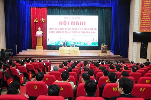 Quang cảnh hội nghị Thường trực Tỉnh ủy tiếp xúc, đối thoại trực tiếp với cán bộ, đảng viên và nhân dân huyện Văn Bàn.
