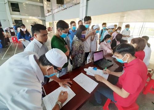 Đông đảo nhân viên BVĐK tỉnh Sóc Trăng đăng tham gia hiến máu tình nguyện.