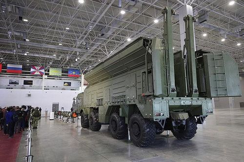Nếu như Kalibr-NK có tầm bắn tối đa khoảng 2.500 km thì 9M729 có thể tấn công mục tiêu ở khoảng cách lên đến 5.400 km, để đạt tới cự ly này thì phần thân tên lửa sẽ lớn hơn để tăng cường lượng nhiên liệu mang theo.