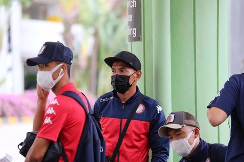  Vì vậy, ban lãnh đạo CLB TP.HCM phải chuẩn bị khẩu trang, nước rửa tay cho hành trình đi Singapore. Các cầu thủ được dặn hạn chế ra ngoài và xuất hiện ở nơi công cộng khi đi thi đấu. 