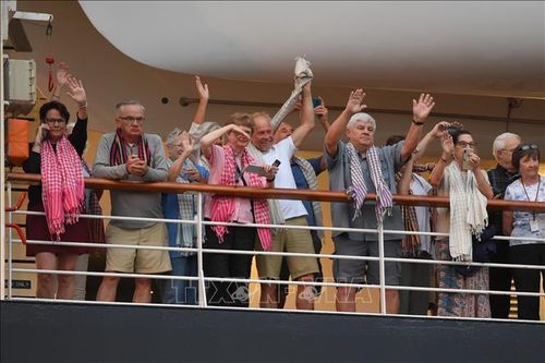 Các hành khách trên du thuyền MS Westerdam neo tại cảng Sihanoukville, Tây Nam Campuchia ngày 14/2/2020. Ảnh: AFP/TTXVN