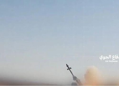 Ngoài ra, Houthi còn trưng bày loại tên lửa Thaqeb-3 - loại tên lửa đất đối không được cho là bản cải biên từ phiên bản tên lửa không đối không R-77 từng được sử dụng trên các chiến đấu cơ MiG-29 của Yemen. Nguồn ảnh: QQ.
