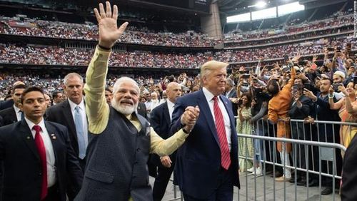 Thủ tướng Ấn Độ Narendra Modi và Tổng thống Mỹ Donald Trump tại sân vận động Motera ngày 24/2. Ảnh: CNN