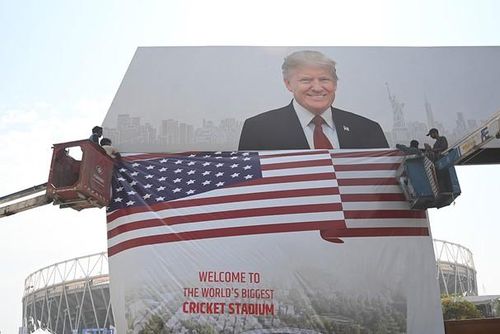 Băng rôn chào đón Tổng thống Donald Trump tại sân vận động Motera, Ấn Độ. Ảnh: AFP - Getty