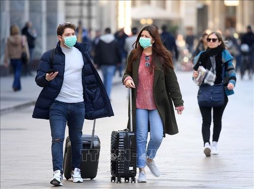 Người dân đeo khẩu trang phòng dịch COVID-19 tại Milan, Italy ngày 24/2. Ảnh: THX/TTXVN