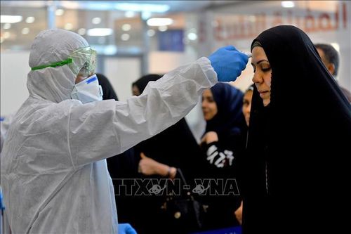 Kiểm tra thân nhiệt người dân Iraq trở về từ Iran tại sân bay quốc tế Najaf ngày 21/2/2020, sau khi Iran thông báo các trường hợp nhiễm dịch viêm đường hô hấp cấp COVID-19. Ảnh minh họa: AFP/TTXVN