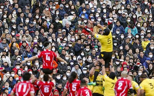 Đa số khán giả đeo khẩu trang phòng dịch Covid-19 khi xem Giải Rugby ở Tokyo, Nhật Bản ngày 22-2. Ảnh: Kyodo