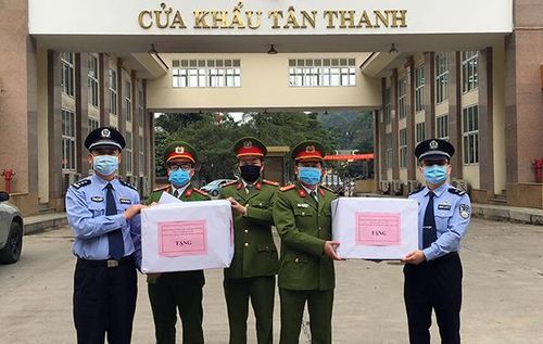 Trao tặng 4.000 khẩu trang cho Công an Trung Quốc.