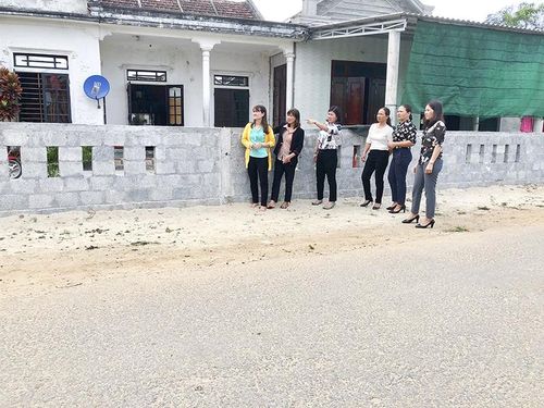 Phụ nữ xã Vĩnh Thái tích cực hưởng ứng chương trình xây dựng nông thôn mới. Ảnh: NT