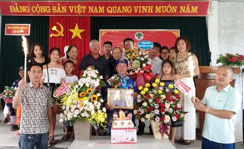 Những buổi lễ mừng thọ, chúc thọ của Hội Người cao tuổi ở phường Đông Lễ mang lại niềm vui cho nhiều hội viên. Ảnh: ML
