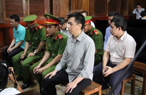 Bị cáo Võ Mạnh Cường (hàng trên, bên phải) và các bị cáo liên quan.