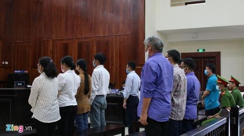 Các bị cáo đeo khẩu trang đến tòa. Ảnh: Lý Tuấn.