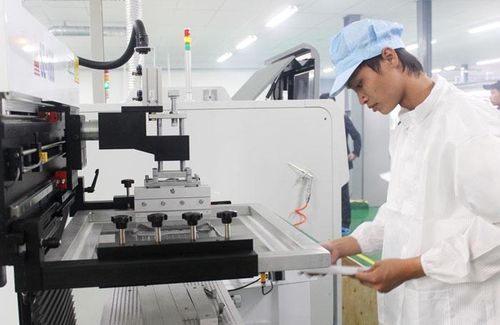 Công ty TNHH Sowell Việt Nam ở Khu công nghiệp Nhơn Trạch 3 giai đoạn 2 (H.Nhơn Trạch) ứng dụng máy móc hiện đại sản xuất đèn led xuất khẩu. Ảnh: U.Nhi