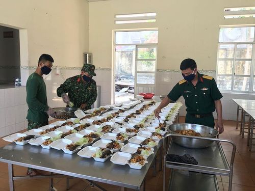 Bảo đảm bữa ăn cho công dân được cách ly tại Trung đoàn 974, Bộ CHQS tỉnh Khánh Hòa.
