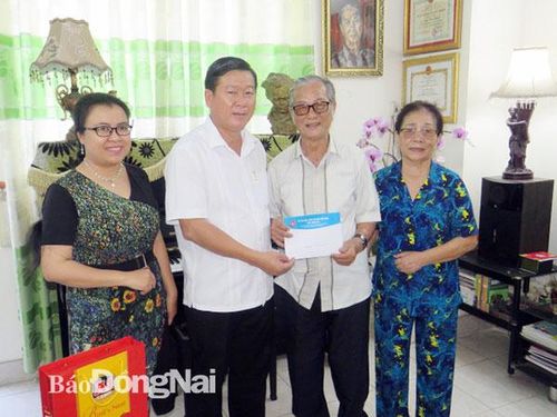 Chủ tịch Ủy ban MTTQ Việt Nam tỉnh Đào Văn Phước trao quà hỗ trợ nhạc sĩ Trần Viết Bính. Ảnh: M. Ny