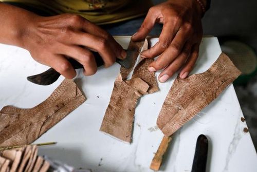 Da chân gà được khâu nối tỉ mỉ. Ảnh: Reuters
