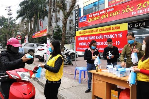 Điểm phát khẩu trang miễn phí cho người dân tại thành phố Hà Giang (tỉnh Hà Giang) của Câu lạc bộ tình người Sơn Lâm Hà Giang. Ảnh: Minh Tâm/TTXVN
