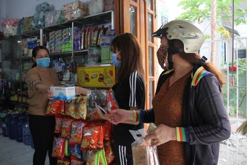 Tại các cửa hàng tạp hóa trên địa bàn TP Đà Nẵng, nhất là tại các chợ, không chỉ người mua hàng mà hầu hết người bán lẫn người mua cũng tự giác đeo khẩu trang khi trao đổi mua bán các mặt hàng