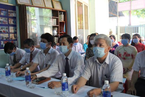 100% đảng viên tham gia đại hội chi bộ đều đeo khẩu trang y tế