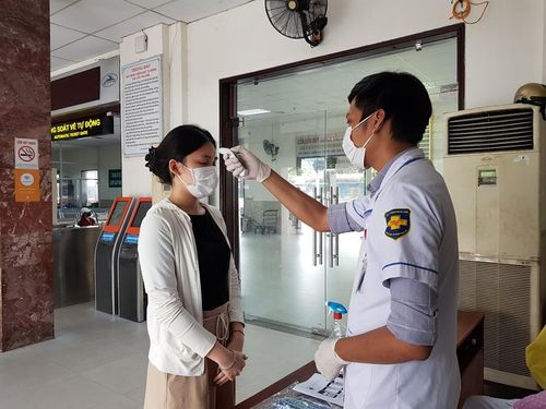 Tại các chốt chặn, lực lượng chức năng sẽ dừng xe, kiểm tra, đo thân nhiệt với tất cả khách ra vào, đặc biệt đối với khách du lịch, người nước ngoài