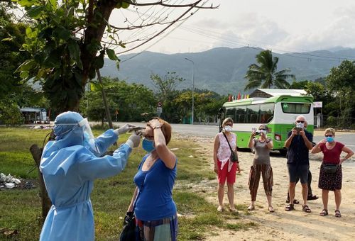 Chốt kiểm tra du khách vào TP Đà Nẵng tại địa bàn quận Liên Chiểu. Các chốt kiểm soát nhằm kịp thời phát hiện các trường hợp bất thường về sức khỏe để đề phòng lây nhiễm Covid-19.