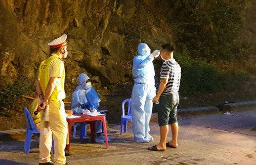 Các chốt kiểm tra sẽ làm việc 24/24 giờ, nhằm kịp thời phát hiện những trường hợp nghi nhiễm Covid-19.