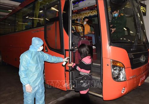 Sát khuẩn tay trước khi lên xe về khu tập trung cách ly.