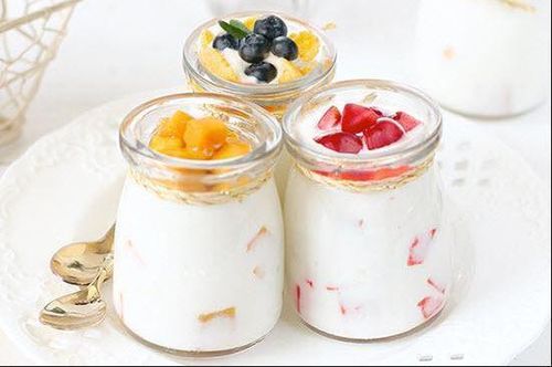 Theo Prevention, nhiều loại sữa chua ít béo đóng hộp thực chất có rất ít calo nhưng lại nhiều đường và các hóa chất khác, nhất là loại có hương vị. Nó không giúp bạn no lâu mà còn làm tăng cảm giác thèm đồ ngọt nhiều hơn. Ảnh minh họa: Internet
