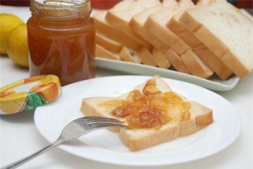 Các chuyên gia dinh dưỡng khuyên bạn nên hạn chế tiêu thụ đồ ngọt trong bữa ăn sáng. Chính vì vậy, bạn không nên ăn mứt cùng với bánh mì bởi chúng chứa nhiều đường gây khó tiêu. Ảnh minh họa: Internet