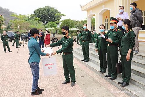 Các công dân nhận giấy xác nhận hoàn thành thời gian cách ly tập trung.