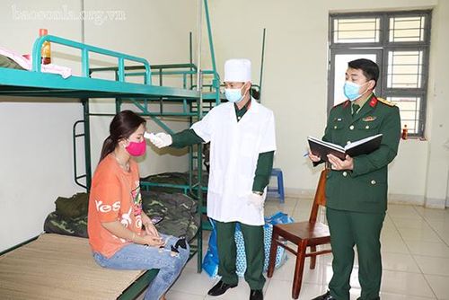 Cán bộ quân y kiểm tra thân nhiệt cho công dân cách ly tại Trung đoàn 754.