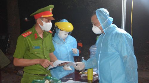 Chốt kiểm dịch bệnh Covid-19 tại cửa ô Hòa Phước trắng đêm thực hiện nhiệm vụ kiểm tra y tế cho người dân và du khách.