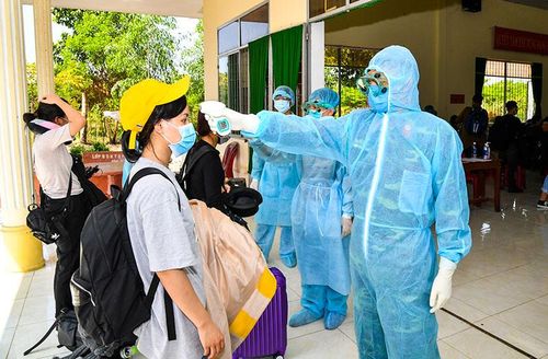 Bộ phận Quân y tiến hành đo thân nhiệt cho công dân.