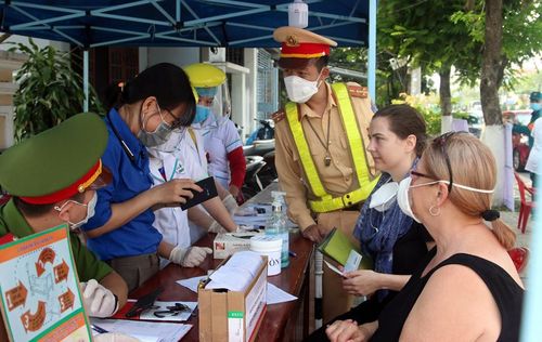 Tình nguyện viên tham gia hỗ trợ lực lượng kiểm dịch tại cửa ô Hòa Hải.