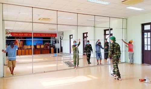 CBCS tự hàn khung sắt để ngăn phòng có diện tích rộng thành nhiều phòng ở nhỏ phù hợp với điều kiện tại khu cách ly.