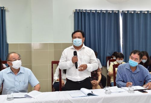 Chủ tịch UBND quận 11 Trần Phi Long phát biểu về việc phòng, chống dịch Covid-19 trên địa bàn. Ảnh: VIỆT DŨNG