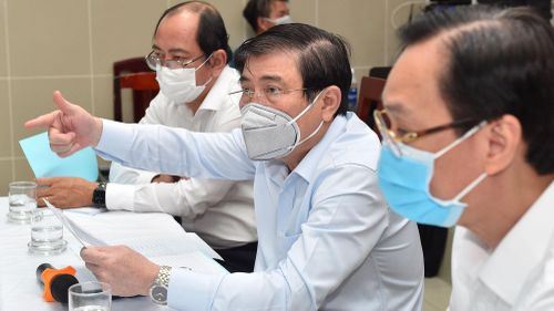 Chủ tịch UBND TPHCM Nguyễn Thành Phong phát biểu tại buổi làm việc với Bệnh viện Quận 11. Ảnh: VIỆT DŨNG