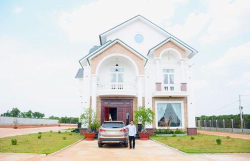 Anh Cù Quốc Hùng với ngôi biệt thự hoàn thành cuối năm 2018 với chi phí xây dựng gần 8 tỷ đồng. Ảnh: M.N