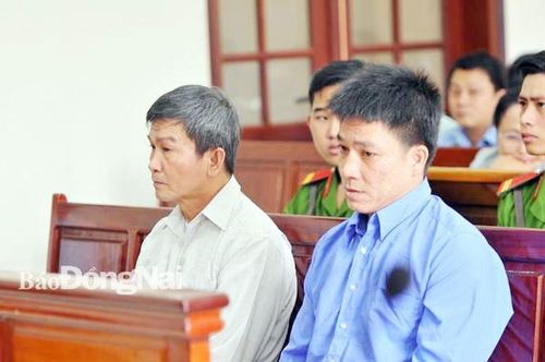 Nhờ kháng nghị của VKSND tỉnh mà các bị cáo trong vụ sà lan đâm sập cầu Ghềnh đã được TAND tỉnh xem xét lại mức bồi thường dân sự. Trong ảnh: Bị cáo Phan Thế Thượng và Trần Văn Giang (từ trái qua) tại phiên tòa phúc thẩm. Ảnh: T.Tâm