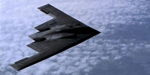  Máy bay ném bom B-2 Spirit và..