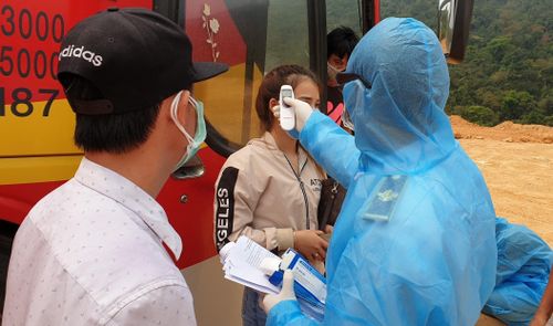 Kiểm tra thân nhiệt công dân trở về từ Thái Lan.
