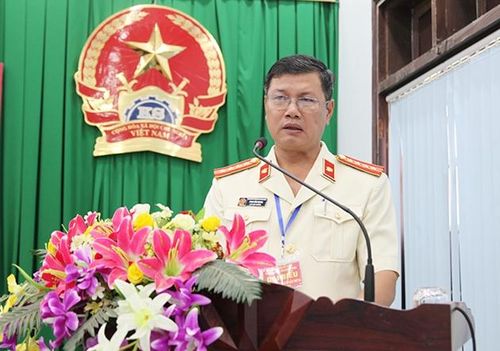Đồng chí Phan Văn Phong – Phó Viện trưởng trình bày báo cáo tại Đại hội.