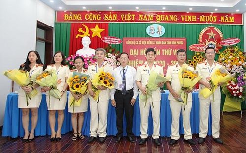 Ban chấp hành nhiệm kỳ 2020 – 2025 nhận hoa chúc mừng.