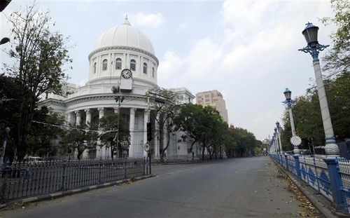 Cảnh vắng vẻ tại một tuyến phố ở Kolkata, bang Tây Bengal, Ấn Độ trong bối cảnh Chính phủ nước này áp dụng lệnh phong tỏa toàn quốc do dịch COVID-19, ngày 24/3. Ảnh: ANI/TTXVN