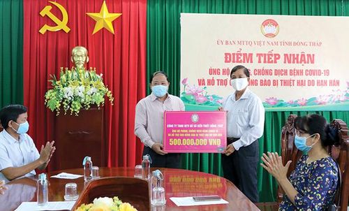 Đồng chí Lê Thành Công (bìa phải) - Ủy viên Ban Thường vụ Tỉnh ủy, Trưởng Ban Dân vận Tỉnh ủy, Chủ tịch Ủy ban Mặt trận Tổ quốc Việt Nam tỉnh tiếp nhận sự ủng hộ Quỹ phòng, chống Covid-19 từ Công ty TNHH MTV Xổ số kiến thiết Đồng Tháp