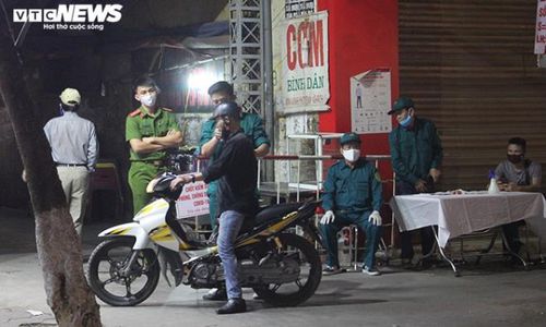 Trước đó, ngay sau khi có chỉ thị của Ban Thường vụ Thành ủy Hải Phòng, hàng loạt tổ dân phố ở các phường thuộc quận Ngô Quyền cũng thành lập và bắt tay vào hoạt động kiểm soát thân nhiệt những người lạ vào khu vực dân cư.