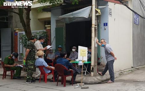 Tại các tổ dân phố phường Chại Chuối (Hồng Bàng, Hải Phòng), các tổ kiểm soát dịch bệnh Covid-19 cũng bắt đầu hoạt động từ sáng 27/3.