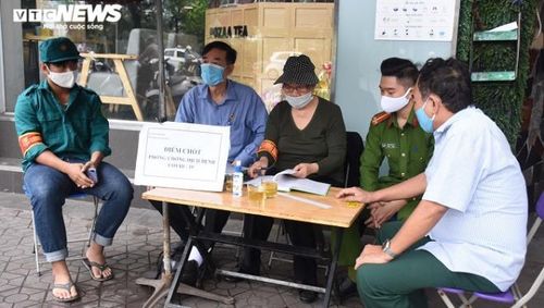 Sáng cùng ngày một số tổ kiểm soát chưa được trang bị máy đo thân nhiệt, cụ thể tại các chốt kiểm soát tại tổ dân phố số 2, 3 (phường Lạch Tray, Ngô Quyền, TP Hải Phòng). Bà Đoàn Thị Là - Tổ trưởng Tổ kiểm soát Tổ dân phố 3 (phường Lạch Tray) cho biết, các tổ kiểm soát tại phường đồng loạt ra quân từ 18h ngày 26/3. Mặc dù chưa kịp trang bị máy đo thân nhiệt nhưng các tổ kiểm soát chặt chẽ việc ra vào của công dân trong tổ cũng như người từ nơi khác tới, yêu cầu mọi người dân đeo khẩu trang, sát khuẩn tay khi ra, vào địa phương.