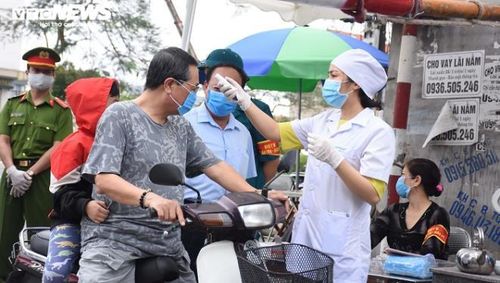 Để khắc phục tình trạng này, lãnh đạo phường Anh Dũng cử cán bộ y tế hướng dẫn các thành viên trong tổ thực hiện thao tác đo thân nhiệt, khai báo y tế...